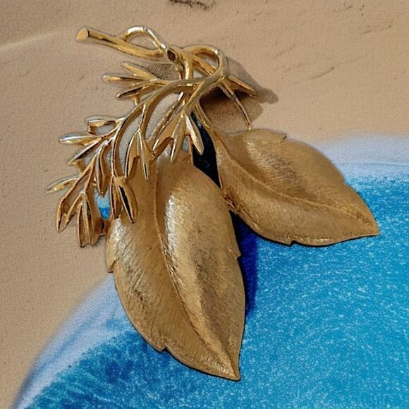 Sarah Coventry Leaf Brooch Branch Pin Sea Whispers Gold Tone Baroque Rococo 60s. - Picture 16 of 16